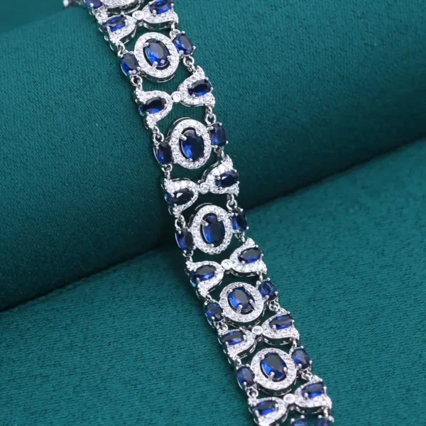 ⁦قطعة سوار نحاسي مطلي بالذهب الأبيض الفاخر المستوحى من الطراز القديم مع زركونيا زرقاء⁩ - الصورة ⁦4⁩