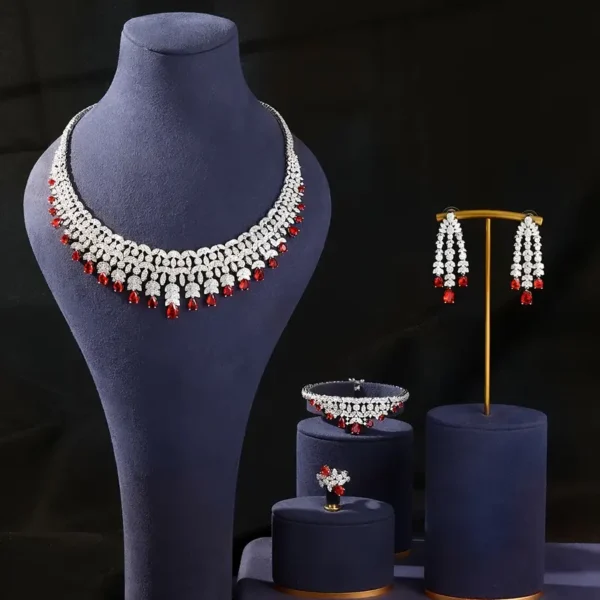 ⁦طقم مجوهرات عرائس فاخر من الزركونيا الاصطناعية البيضاء - قلادة وأقراط وخاتم مطلي بالذهب الأنيق لحفلات الزفاف والمناسبات الخاصة⁩ - الصورة ⁦8⁩